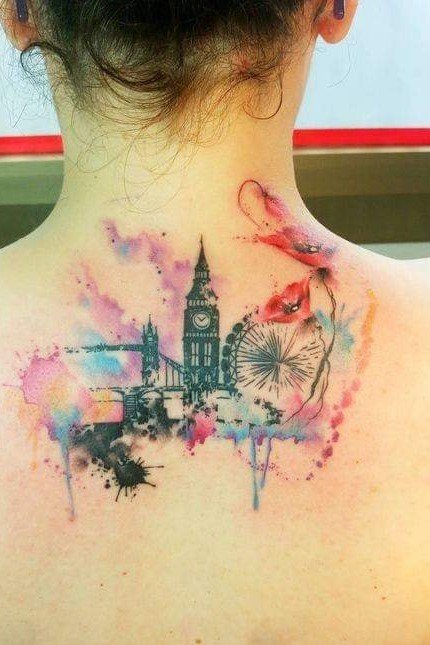 tatuaje de edificios en la espalda