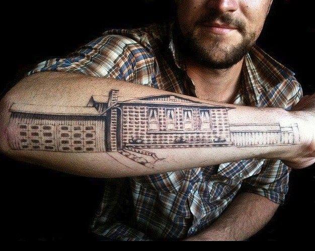 tatu de edificio en el brazo